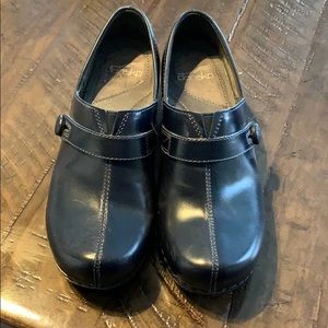 Dansko Solstice Leather Navy Nursing Clogs